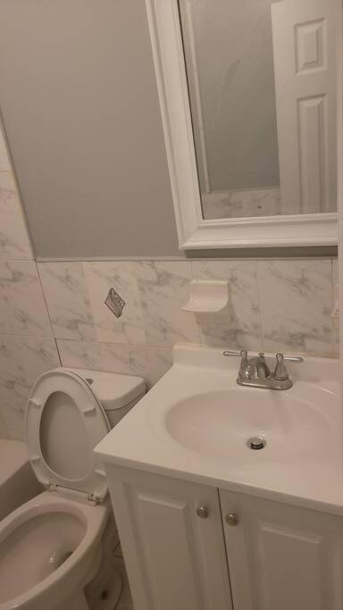 Room In A Beach House With King Size Bed In A Landlord Hosted Three Bedroom Apartment Nova York Exterior foto